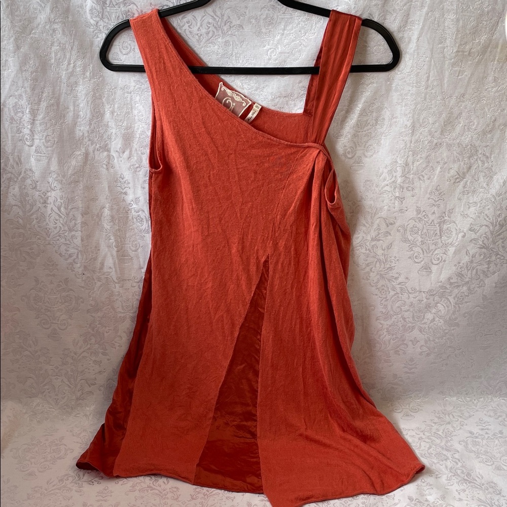 Qi Rust Red Women’s Sleeveless Layered Tank Top.  Size Medium.